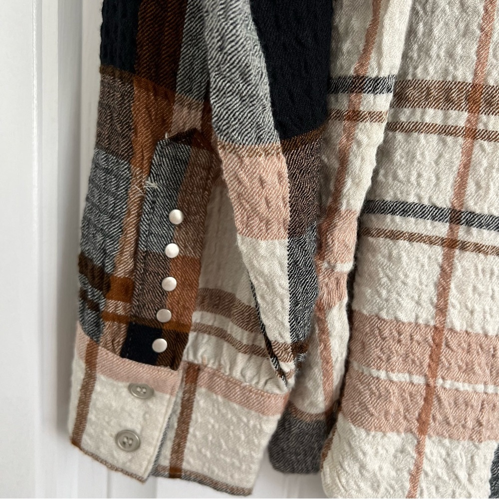 BKE Women’s Brown/Black and Cream Plaid Lightweight Waffle Knit Button Up Shirt - Picture 8 of 9